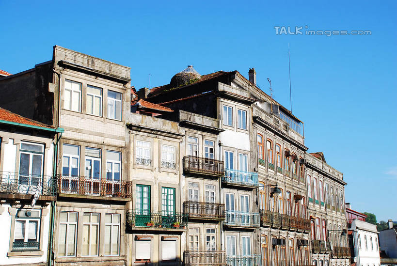 无人,家,横图,室外,白天,正面,旅游,度假,美景,窗户,城市风光,城市,建筑,葡萄牙,欧洲,一排,许多,阴影,整齐,并列,并排,光线,影子,房屋,墙,屋子,景观,公寓,很多,娱乐,建设,洋房,楼房,波尔图,玻璃窗,墙壁,墙面,住宅,排列,蓝色,蓝天,天空,阳光,天,享受,休闲,景色,放松,晴朗,队列,南欧,平行,万里无云,葡萄牙共和国,晴空,晴空万里,彩图,房子,shqxy1