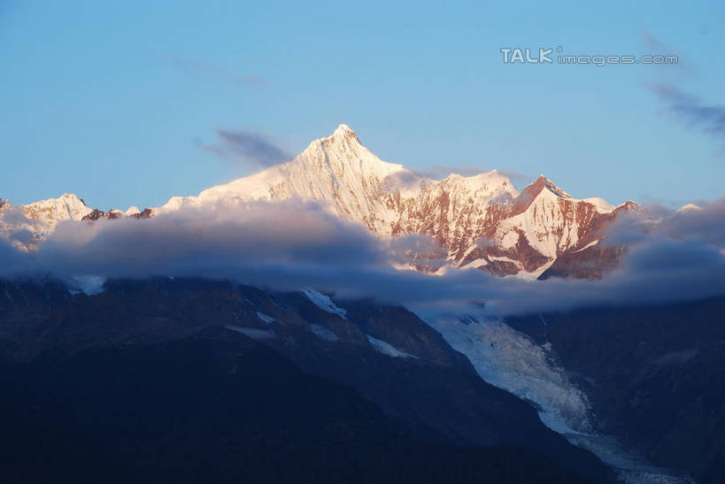 无人,横图,室外,白天,正面,旅游,度假,石头,美景,山,雪,雪山,大雪,中国,亚洲,阴影,光线,石子,影子,冰,积雪,景观,山顶,山峰,雪景,云,云朵,冬季,冬天,山峦,云彩,娱乐,迪庆,卡瓦格博峰,梅里雪山,云南,蓝色,白云,蓝天,天空,阳光,自然,天,享受,休闲,景色,放松,寒冷,晴朗,冰冷,自然风光,东亚,沉积岩,迪庆藏族自治州,云南省,卡瓦博格,德钦县,中华人民共和国,西南地区,严寒,冰凉,酷寒,凛冽,凛凛,极冷,滇,迪庆州,颠峰,极峰,水成岩,石块,岩石,晴空,彩图,雪山太子,shqxy1