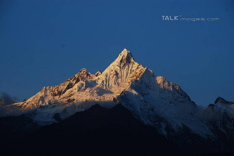 无人,横图,室外,白天,正面,旅游,度假,石头,美景,山,雪,雪山,大雪,中国,亚洲,阴影,光线,石子,影子,冰,积雪,景观,山顶,山峰,雪景,云,云朵,冬季,冬天,山峦,云彩,娱乐,迪庆,卡瓦格博峰,梅里雪山,云南,蓝色,白云,蓝天,天空,阳光,自然,天,享受,休闲,景色,放松,寒冷,晴朗,冰冷,自然风光,东亚,沉积岩,迪庆藏族自治州,云南省,卡瓦博格,德钦县,中华人民共和国,西南地区,严寒,冰凉,酷寒,凛冽,凛凛,极冷,滇,迪庆州,颠峰,极峰,水成岩,石块,岩石,晴空,彩图,雪山太子,shqxy1