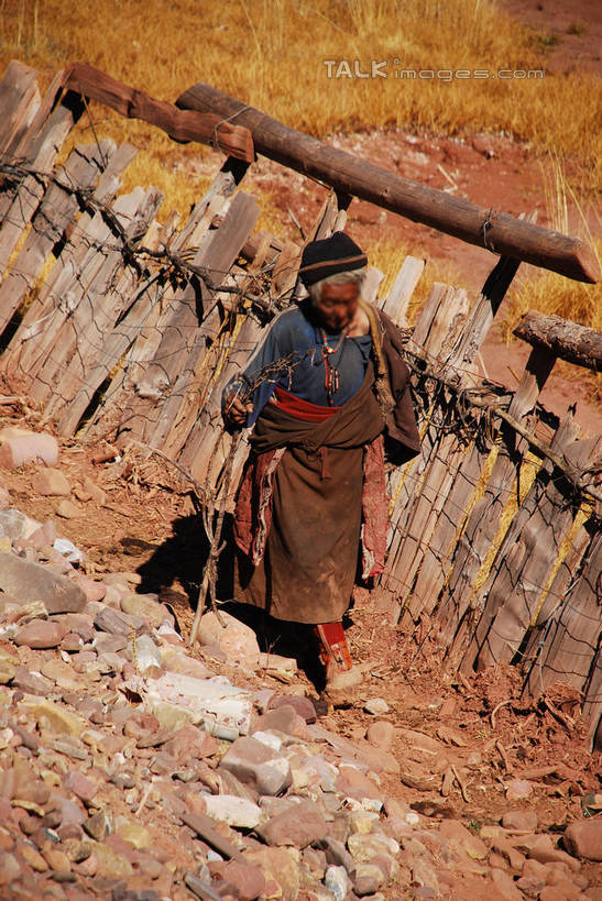 东方人,一个人,农民,农场,栏杆,走,竖图,俯视,室外,白天,民族服装,旅游,度假,畜牧业,牧场,美景,植物,中国,亚洲,仅一个男性,仅一个人,握,阴影,服装,枯萎,光线,影子,栅栏,景观,篱笆,围栏,枯草,拿,拿着,注视,黄种人,娱乐,护栏,芒康,西藏,草,仅一个年轻男性,衣服,黄色,阳光,自然,观察,看,享受,休闲,景色,放松,握着,服饰,观看,察看,衣着,穿着,关注,自然风光,藏,东亚,西藏自治区,畜牧,中华人民共和国,西南地区,牧业,衣饰,男人,男性,年轻男性,亚洲人,佃农,农场主,农夫,农工,乡下人,小农,庄稼人,步行,散步,走路,彩图,高角度拍摄,全身,传统服装,民俗服,芒康县,shqxy1