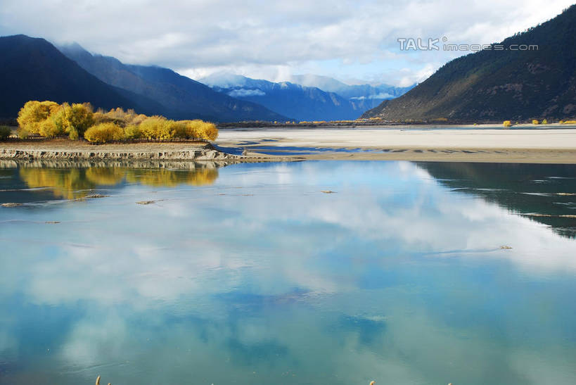 无人,横图,室外,白天,正面,旅游,度假,湖,湖泊,石头,美景,山,山脉,水,植物,中国,亚洲,阴影,波纹,光线,石子,影子,湖面,景观,山顶,山峰,水流,水面,云,云朵,涟漪,山峦,云彩,娱乐,林芝,西藏,雅鲁藏布江,树,树木,蓝色,绿色,白云,倒影,蓝天,水纹,天空,阳光,自然,波浪,湖水,群山,天,享受,休闲,景色,放松,生长,晴朗,成长,倒映,自然风光,藏,东亚,西藏自治区,中华人民共和国,水晕,西南地区,颠峰,极峰,反照,石块,晴空,彩图,林芝地区,shqxy1