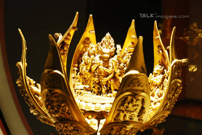 无人,博物馆,宫殿,横图,室内,特写,白天,正面,爱情,旅游,度假,奢侈,名胜古迹,标志建筑,地标,建筑,静物,皇冠,珠宝,布达拉宫,中国,亚洲,节日,研究,遗迹,金属,建筑群,教育,古迹,文化,文物,娱乐,建设,古建筑,拉萨,西藏,黄金,一个,祈祷,享受,休闲,健康,旅游胜地,放松,许愿,宗教,佛教,信仰,单个,纪念,展览,昂贵,祈求,贵重,权威,高贵,欣赏,坚定,藏,陈列,信念,古文明,东亚,西藏自治区,首府,中华人民共和国,西南地区,权力,统治,贵金属,约定,拉萨市,释教,宝贵,典藏,第二普陀山,平安,王冠,彩图,金子,shqxy1