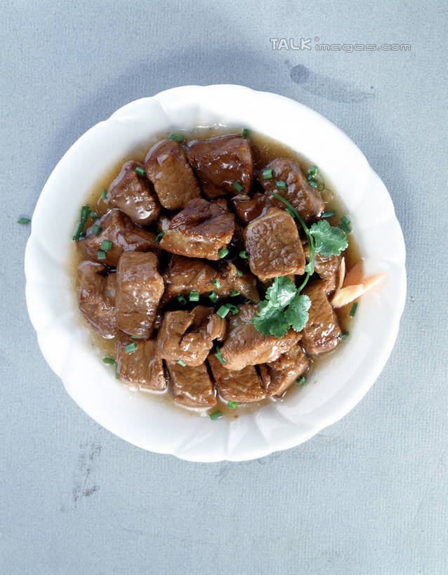 无人,竖图,俯视,室内,特写,白天,烹饪,中餐,餐桌,桌子,蔬菜,阴影,灰色背景,新鲜,反射,影子,陶瓷,红烧,肉,料理,食品,陶瓷制品,猪肉,菜肴,美食,肉类,食物,容器,碗,红烧肉,中式,摄影,佳肴,有机食品,绿色食品,影棚,餐台,储藏,储存,五花肉,肉食,豚肉,红烧菜,肋条肉,三层肉,本帮菜,沪菜,上海菜,彩图,高角度拍摄,影棚拍摄,拍摄,贮存,shrj1