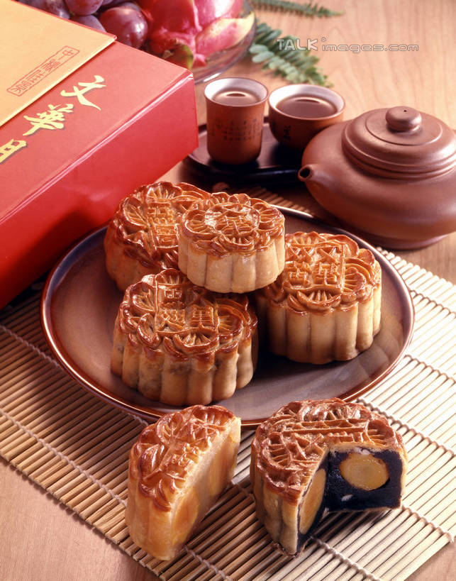 点心,月饼,无人,竖图,俯视,室内,特写,白天,餐桌,桌子,杯子,餐具,叶子,阴影,朦胧,模糊,反射,标志,碟子,壶,盘,文字,影子,纸盒,字符,料理,食品,面点,绿叶,标识,美食,盒子,水壶,食物,糕点,包装盒,盘子,茶壶,容器,水杯,碟,中式,嫩叶,汉字,餐台,储藏,储存,中文,国文,华文,宫饼,胡饼,团圆饼,小饼,月团,叶,叶片,茶杯,彩图,高角度拍摄,贮存,shrj1