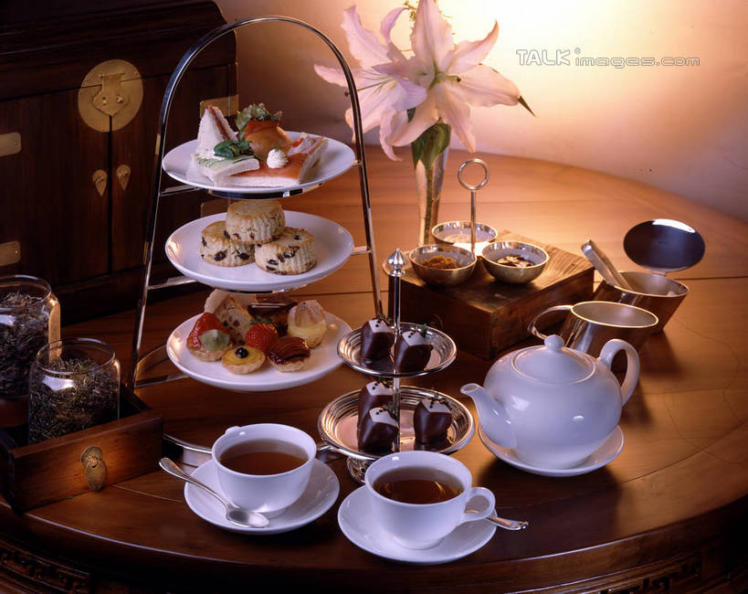 无人,横图,俯视,室内,特写,白天,餐桌,桌子,阴影,朦胧,模糊,反射,影子,餐台,彩图,高角度拍摄,shrj1