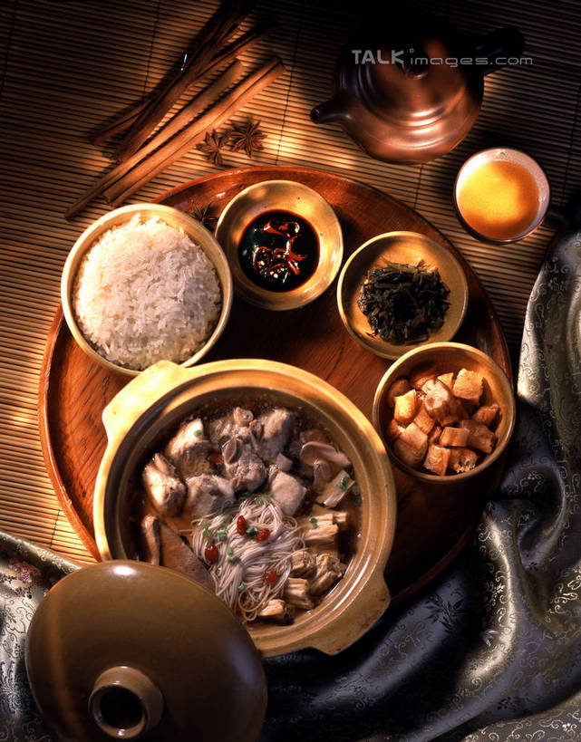 米饭,豆腐,无人,竖图,俯视,室内,特写,白天,烹饪,中餐,餐桌,桌子,餐具,阴影,朦胧,模糊,反射,碟子,盘,影子,陶瓷,料理,食品,陶瓷制品,饭,麻婆豆腐,菜肴,美食,食物,盘子,容器,碟,碗,中式,佳肴,餐台,储藏,五谷,豆制品,储存,川菜,四川菜,彩图,高角度拍摄,贮存,shrj1