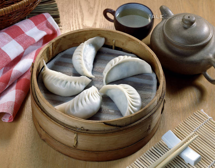 面食,蒸笼,无人,横图,俯视,室内,特写,白天,烹饪,中餐,幸福,餐桌,茶,筷子,桌子,杯子,餐具,厨具,阴影,竹制,朦胧,模糊,反射,壶,影子,陶瓷,茶叶,料理,食品,饺子,面点,筷架,陶瓷制品,筷枕,文化,娱乐,传统,小吃,水壶,食物,餐巾,茶壶,容器,水杯,享受,休闲,温馨,中式,放松,乐趣,餐台,礼节,筷子架,提神,舒适,竹制品,醒脑,笼屉,礼仪,水饺,烹饪用具,保洁方巾,口布,茶杯,进餐用具,烹调用具,烹调,彩图,高角度拍摄,shrj1