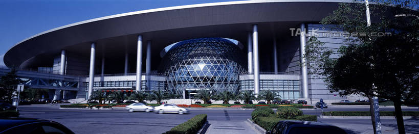 无人,横图,室外,白天,正面,度假,美景,植物,城市风光,标志建筑,城市,地标,建筑,上海,中国,亚洲,阴影,环保,光线,图形,影子,景观,建筑群,防护,几何,娱乐,建设,浦东,树,树木,蓝色,绿色,蓝天,天空,阳光,自然,天,享受,休闲,球体,景色,放松,生长,晴朗,成长,申,美好,美妙,数学,展览中心,间隔,国际会展中心,浦东新区,东亚,上海市,万里无云,中华人民共和国,沪,华东地区,美观,雅观,绿篱,生篱,树篱,植篱,晴空,晴空万里,彩图,几何图形,立体几何,立体图形,上海国际会展中心,shrj1