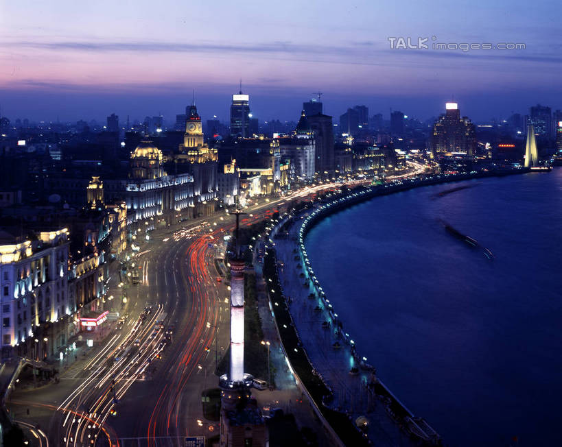 无人,高楼大厦,横图,俯视,室外,白天,度假,河流,美景,日落,水,城市风光,标志建筑,城市,大厦,道路,地标,建筑,路,路灯,摩天大楼,公路,照明,上海,中国,亚洲,阴影,光线,影子,河水,景观,水流,晚霞,霞光,落日,建筑群,灯光,交通,娱乐,建设,黄浦江,灯,黄昏,外滩,享受,休闲,景色,彩霞,放松,上海大厦,照亮,申,照明设备,黄浦区,浦西,东亚,万国建筑博览群,外滩万国建筑博览群,上海总会,亚细亚大楼,东风饭店,有利大楼,日清大楼,中国通商银行大楼,招商局大楼,大北电报公司大楼,浦东发展银行大楼,上海海关大楼,交通银行大楼,华俄道胜银行大楼,台湾银行大楼,麦加利银行大楼,友邦大厦,和平饭店南楼,和平饭店北楼,中国银行大楼,怡泰邮船大楼,正金大楼,怡和洋行大楼,东方大楼,英国领事馆,俄罗斯总领事馆,气象信号台,中山东一路,上海市,中华人民共和国,沪,华东地区,夕照,薄暮,夕阳,马路,彩图,高角度拍摄,傍晚,大楼,高层建筑,高楼,摩天楼,黄埔滩,上海外滩,外黄埔滩,斜阳,shrj1