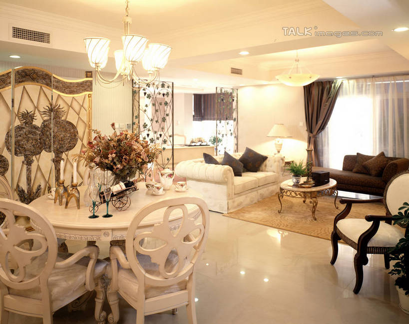 无人,家,客厅,横图,室内,白天,正面,别墅,餐桌,窗户,窗帘,地毯,家具,靠垫,沙发,装修,桌子,建筑,花瓶,椅子,照明,欧式,装饰,盛开,编织,手工艺品,房屋,屋子,公寓,灯光,靠枕,织物,豪华,花蕾,建设,现代,装潢,洋房,楼房,吊灯,玻璃窗,住宅,玻璃制品,灯,花,花瓣,花朵,鲜花,帘子,玻璃瓶,瓶子,工艺品,灯具,垫子,室内装潢,枕头,花苞,花蕊,遮阳,餐台,华丽,修饰,样板房,明亮,照亮,点缀,起居室,舒适,家居装潢,照明设备,房屋设计,地中海风格,古典风格,简约风格,布艺沙发,室内设计,宽敞,样板房装潢,衬托,美观,雅致,雅观,客堂,设计,彩图,房子,波斯地毯,shrj1