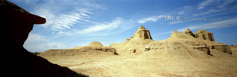 无人,横图,全景,室外,白天,正面,旅游,度假,石头,美景,山,山脉,峡谷,阴影,光线,纹路,石子,纹理,影子,景观,山峰,云,云朵,山谷,山峦,背光,云彩,娱乐,蓝色,白云,蓝天,天空,阳光,自然,群山,天,享受,休闲,景色,放松,晴朗,连绵,绵延,岩层,自然风光,山岭,逆光,肌理,联贯,石块,岩石,晴空,彩图,shrj1