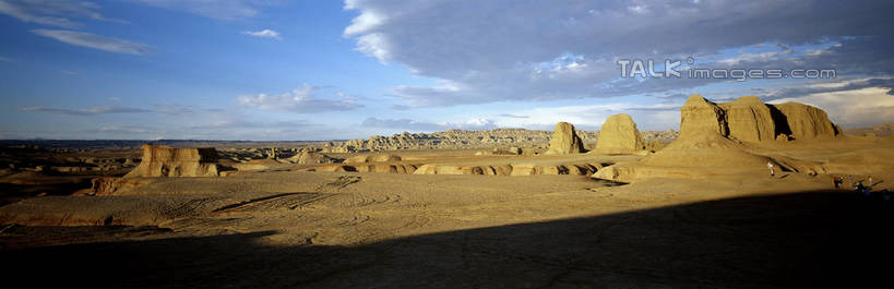 无人,横图,全景,室外,白天,正面,旅游,度假,石头,美景,山,山脉,峡谷,阴影,光线,纹路,石子,纹理,影子,景观,山峰,云,云朵,山谷,山峦,云彩,娱乐,蓝色,白云,蓝天,天空,阳光,自然,群山,天,享受,休闲,景色,放松,晴朗,连绵,绵延,岩层,自然风光,山岭,肌理,联贯,石块,岩石,晴空,彩图,shrj1