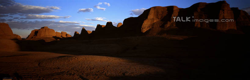 无人,横图,全景,室外,白天,正面,旅游,度假,石头,美景,山,山脉,峡谷,阴影,光线,纹路,石子,纹理,影子,景观,山峰,云,云朵,山谷,山峦,背光,云彩,娱乐,蓝色,白云,蓝天,天空,阳光,自然,群山,天,享受,休闲,景色,放松,晴朗,连绵,绵延,岩层,自然风光,山岭,逆光,肌理,联贯,石块,岩石,晴空,彩图,shrj1