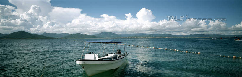 无人,横图,全景,室外,白天,正面,旅游,度假,海浪,海洋,美景,山,山脉,船,一艘,阴影,光线,标志,影子,景观,浪花,山峰,云,云朵,游艇,山峦,云彩,娱乐,标识,蓝色,白云,蓝天,天空,阳光,自然,海水,交通工具,群山,天,享受,休闲,景色,放松,浮标,晴朗,波光粼粼,自然风光,载具,海景,航标,大海,风浪,海,海水的波动,近岸浪,涌浪,晴空,彩图,航行标志,助航标志,shrj1