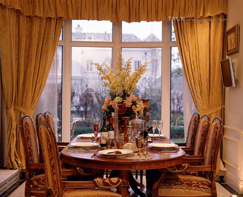 无人,家,横图,室内,白天,正面,绘画,别墅,餐桌,窗户,窗帘,家具,落地窗,装修,桌子,建筑,餐具,电视,花瓶,椅子,欧式,吊挂,悬挂,环保,艺术,装饰,盛开,碟子,盘,饭厅,房屋,屋子,公寓,古典,豪华,挂,花蕾,文化,建设,现代,装潢,洋房,楼房,玻璃窗,住宅,玻璃制品,花,花瓣,花朵,鲜花,绿色,帘子,盘子,玻璃瓶,瓶子,工艺品,碟,室内装潢,液晶电视,花苞,花蕊,品味,遮阳,清晰,轻薄,能源,餐台,华丽,修饰,样板房,明亮,美术,回收,点缀,资源,高雅,舒适,家居装潢,彩电,挂画,房屋设计,地中海风格,古典风格,简约风格,利用,室内设计,便携,低碳,宽敞,循环,样板房装潢,美学,衬托,美观,雅致,雅观,彩色电视机,持续,设计,电视机,装饰画,彩图,房子,高清,shrj1