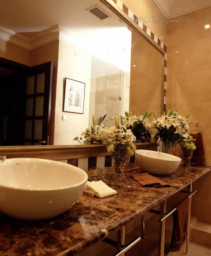 无人,家,竖图,室内,白天,正面,别墅,柜子,家具,镜子,卫生间,浴室,装修,桌面,桌子,建筑,欧式,阴影,装饰,盛开,光线,水槽,水龙头,影子,房屋,屋子,大理石,公寓,灯光,储物柜,豪华,花蕾,建设,现代,水斗,装潢,洋房,楼房,开关,住宅,花,花瓣,花朵,鲜花,室内装潢,花苞,花蕊,打开,样板房,明亮,阀门,镜像,舒适,家居装潢,开启,镜面,储存,房屋设计,地中海风格,古典风格,简约风格,室内设计,宽敞,样板房装潢,大理石制品,水咀,储备,蕴藏,贮备,设计,淋浴房,彩图,冲凉房,房子,沐浴间,沐浴室,贮存,shrj1