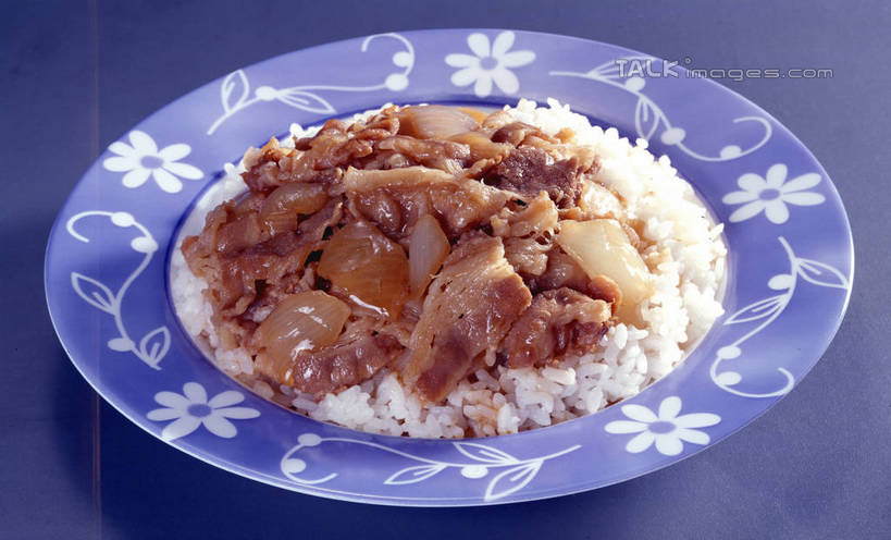 米饭,无人,横图,俯视,室内,特写,白天,烹饪,中餐,餐桌,桌子,餐具,阴影,灰色背景,反射,碟子,盘,影子,肉,料理,食品,饭,猪肉,菜肴,美食,肉类,食物,盘子,碟,中式,摄影,佳肴,影棚,餐台,五谷,肉食,盖浇饭,豚肉,彩图,高角度拍摄,影棚拍摄,拍摄,shrj1