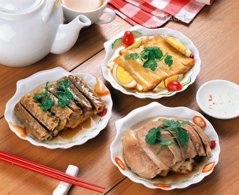 无人,横图,俯视,室内,特写,白天,烹饪,中餐,餐桌,筷子,桌子,萝卜,胡萝卜,蔬菜,西红柿,小番茄,餐具,阴影,新鲜,反射,碟子,盘,影子,陶瓷,香菜,蛋,鸡蛋,肉,料理,食品,筷架,陶瓷制品,筷枕,文化,传统,菜肴,美食,肉类,烧鹅,食物,盘子,餐巾,容器,碟,碗,中式,佳肴,有机食品,绿色食品,餐台,储藏,礼节,筷子架,储存,黄萝卜,番萝卜,礼仪,肉食,胡菜,香荽,原荽,园荽,芫荽,卵,胡荽,莞荽,芫茜,芫蓿,莚葛草,莚荽菜,广东菜,粤菜,小西红柿,樱桃小番茄,珍珠小番茄,保洁方巾,口布,进餐用具,樱桃番茄,圣女果,红萝卜,甘荀,番茄,彩图,高角度拍摄,丁香萝卜,胡芦菔金,金笋,鸡卵,鸡子,贮存,鹅肉,shrj1