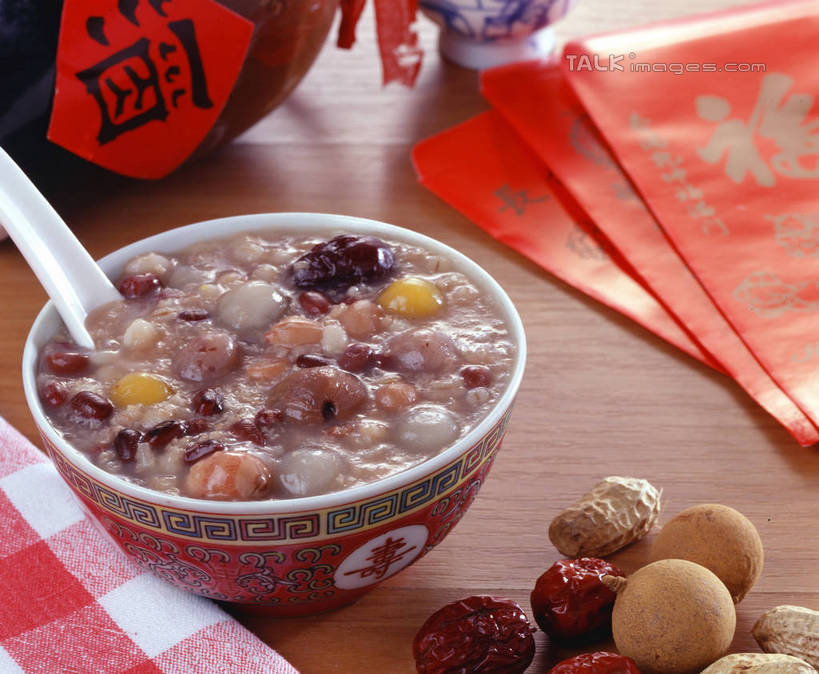 汤团,无人,横图,俯视,室内,特写,白天,餐桌,桌子,印度,亚洲,阴影,反射,标志,酒坛,滤器,文字,影子,字符,勺子,陶瓷,谷类,谷物,红豆,粥,陶瓷制品,米,标识,容器,碗,汉字,枣,红枣,餐台,储藏,五谷,储存,中文,南亚,枣子,漏勺,八宝粥,汤圆,阿格拉,印度共和国,北方邦,元宵,国文,华文,阿格拉堡,阿格拉红堡,红堡,佛粥,腊八粥,七宝五味粥,七宝粥,大枣,坛子,彩图,高角度拍摄,贮存,shrj1