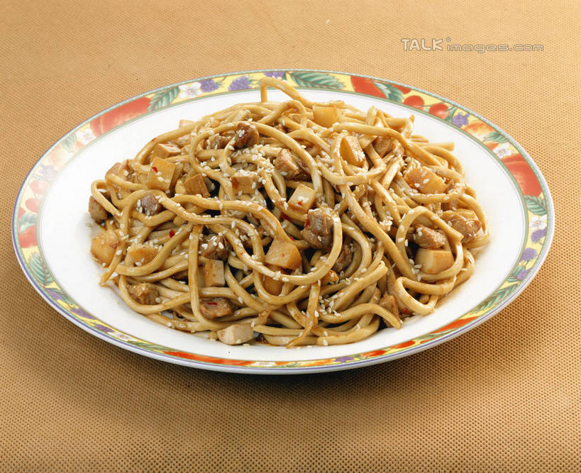 面食,面条,无人,横图,俯视,室内,特写,白天,烹饪,中餐,餐桌,桌子,餐具,阴影,反射,碟子,盘,影子,调料,酱料,酱汁,面,佐料,料理,食品,调味品,调味料,酱,辣酱,菜肴,美食,食物,盘子,碟,中式,佳肴,餐台,辣椒酱,辣酱面,彩图,高角度拍摄,闽菜,闽南菜,shrj1