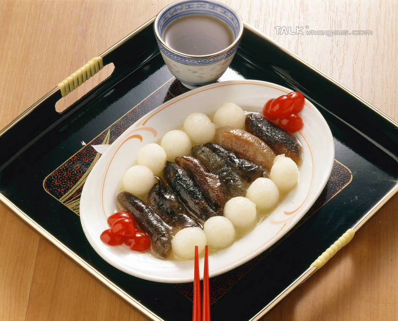 海鲜,无人,横图,俯视,室内,特写,白天,幸福,餐桌,茶,筷子,桌子,杯子,餐具,一双,阴影,反射,碟子,盘,影子,肉,鱼肉,茶叶,丸子,文化,娱乐,传统,水产,肉类,肉丸,鱼丸,海洋生物,盘子,水杯,碟,享受,休闲,温馨,放松,乐趣,餐台,礼节,海参,提神,舒适,水生动物,海产品,醒脑,礼仪,水生物,棘皮动物,肉食,海底动物,茶杯,进餐用具,彩图,高角度拍摄,shrj1