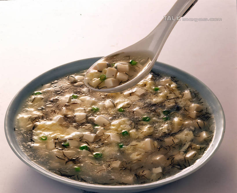 豆腐,无人,横图,俯视,室内,特写,白天,烹饪,中餐,餐桌,桌子,一把,阴影,反射,影子,勺子,陶瓷,葱,青葱,蛋,鸡蛋,浓汤,汤,料理,食品,陶瓷制品,羹,菜肴,美食,食物,一个,容器,调羹,汤匙,碗,中式,佳肴,单个,餐台,储藏,豆制品,储存,豆腐羹,卵,彩图,高角度拍摄,鸡卵,鸡子,贮存,shrj1