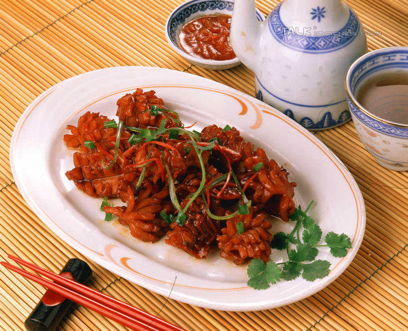 无人,横图,俯视,室内,特写,白天,烹饪,西餐,餐桌,筷子,桌子,辣椒,餐具,阴影,反射,碟子,壶,盘,影子,陶瓷,调料,酱料,酱汁,茄汁,佐料,料理,食品,筷架,陶瓷制品,调味品,调味料,筷枕,文化,传统,番茄酱,酱,菜肴,美食,鱿鱼圈,水壶,食物,盘子,茶壶,容器,碟,碗,快餐,西式,佳肴,餐台,储藏,礼节,筷子架,储存,礼仪,西式快餐,垃圾食品,辣角,红海椒,大椒,辣虎,广椒,进餐用具,辣子,红辣椒,海椒,番椒,彩图,高角度拍摄,贮存,shrj1