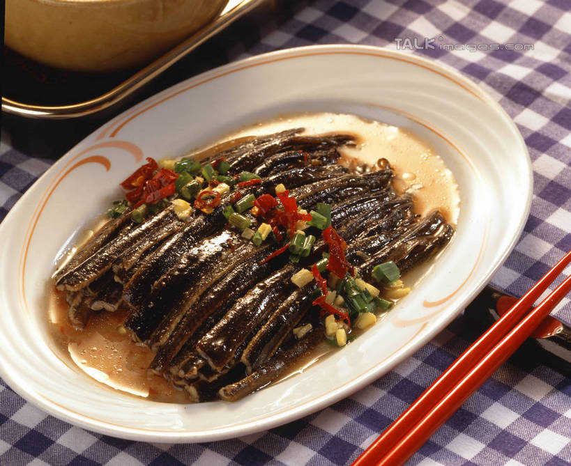 无人,横图,俯视,室内,特写,白天,烹饪,中餐,餐桌,筷子,桌子,辣椒,蔬菜,餐具,阴影,新鲜,反射,鱼,影子,陶瓷,料理,食品,筷架,陶瓷制品,筷枕,文化,传统,水产,菜肴,美食,鱼类,食物,容器,碗,中式,佳肴,有机食品,绿色食品,餐台,鳝鱼,储藏,礼节,筷子架,储存,水生动物,礼仪,水生物,鳝,辣角,红海椒,大椒,辣虎,广椒,进餐用具,辣子,红辣椒,海椒,番椒,彩图,高角度拍摄,淡水生物,河鲜,黄鳝,贮存,shrj1