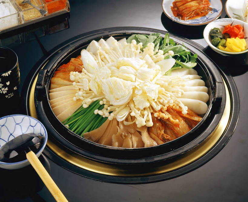 豆腐,泡菜,无人,横图,俯视,室内,特写,白天,烹饪,餐桌,筷子,桌子,蔬菜,餐具,厨具,金属制品,阴影,新鲜,反射,金属,锅子,影子,陶瓷,大白菜,金针菇,菌菇,香菇,料理,食品,陶瓷制品,韩式,菌类,文化,传统,锅,白菜,火锅,平菇,菜肴,美食,食物,容器,碗,食用菌,佳肴,有机食品,绿色食品,餐台,锅具,储藏,礼节,真菌,豆制品,储存,韩国料理,礼仪,韩国菜,韩式料理,烹饪用具,韩国泡菜,结球白菜,构菌,金菇,毛柄金钱菌,银针菇,智力菇,暖锅,糙皮侧耳,侧耳,黑牡丹菇,胶菜,椎茸,进餐用具,烹调用具,烹调,彩图,高角度拍摄,平庄菇,香菌,香蕈,韩式泡菜火锅,泡菜火锅,黄芽白,贮存,shrj1