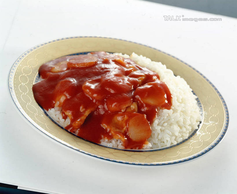 米饭,无人,横图,俯视,室内,特写,白天,烹饪,中餐,餐桌,桌子,餐具,阴影,反射,碟子,盘,影子,调料,酱料,酱汁,茄汁,肉,佐料,料理,食品,饭,调味品,调味料,番茄酱,猪肉,酱,菜肴,美食,肉类,食物,盘子,碟,中式,佳肴,餐台,五谷,肉食,盖浇饭,豚肉,彩图,高角度拍摄,shrj1