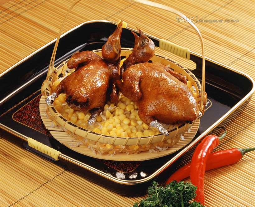 无人,横图,俯视,室内,特写,白天,烹饪,中餐,餐桌,桌子,辣椒,餐具,阴影,反射,碟子,盘,影子,西兰花,肉,料理,食品,菜肴,美食,肉类,食物,盘子,碟,中式,佳肴,餐台,肉食,鸽子肉,辣角,红海椒,大椒,辣虎,广椒,甘蓝花,烤乳鸽,辣子,红辣椒,海椒,番椒,彩图,高角度拍摄,乳鸽,绿菜花,绿花菜,青花菜,蔬菜皇冠,shrj1