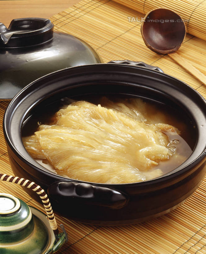 无人,竖图,俯视,室内,特写,白天,烹饪,中餐,餐桌,桌子,杯子,厨具,阴影,反射,木制,锅子,壶,砂锅,影子,勺子,陶瓷,料理,食品,陶瓷制品,锅,菜肴,美食,水壶,食物,茶壶,木制品,容器,水杯,调羹,汤匙,中式,佳肴,餐台,锅具,鱼翅,烹饪用具,鲛鲨翅,鲛鱼翅,金丝菜,沙鱼翅,鲨鱼翅,鲨鱼鳍,茶杯,烹调用具,烹调,彩图,高角度拍摄,shrj1