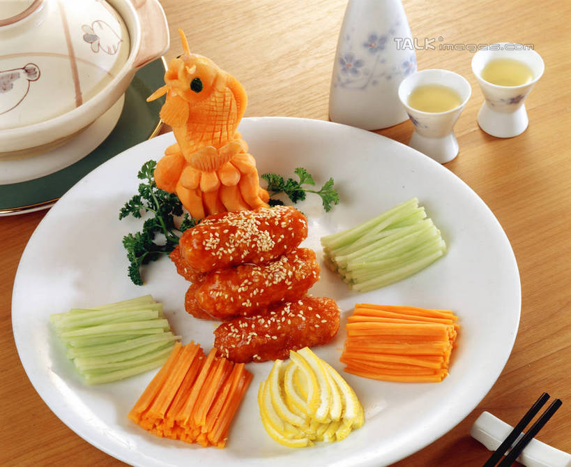 无人,横图,俯视,室内,特写,白天,烹饪,中餐,餐桌,桌子,萝卜,胡萝卜,黄瓜,蔬菜,杯子,餐具,厨具,雕塑,阴影,新鲜,艺术,装饰,反射,雕刻,雕像,碟子,锅子,盘,砂锅,影子,陶瓷,调料,酱料,酱汁,茄汁,肉,佐料,料理,食品,陶瓷制品,调味品,调味料,锅,番茄酱,猪肉,酱,菜肴,美食,肉类,食物,盘子,水杯,工艺品,碟,中式,佳肴,有机食品,绿色食品,餐台,锅具,华丽,修饰,美术,点缀,黄萝卜,番萝卜,肉食,茄汁排条,烹饪用具,豚肉,美学,衬托,美观,雅致,雅观,茶杯,烹调用具,青瓜,胡瓜,红萝卜,甘荀,烹调,彩图,高角度拍摄,丁香萝卜,胡芦菔金,金笋,食雕,食品雕刻,食物雕刻,shrj1