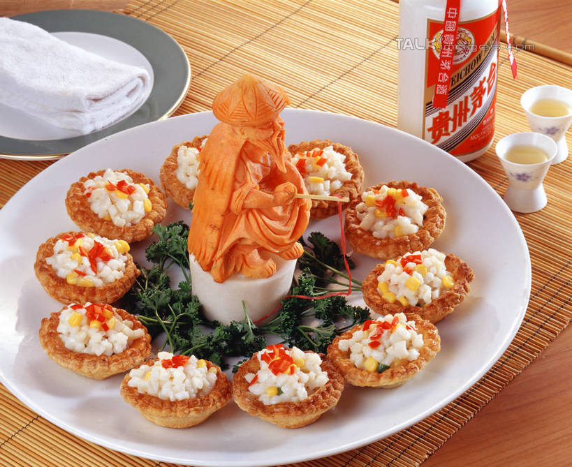 点心,白酒,无人,横图,俯视,室内,特写,白天,下午茶,玉米,餐桌,桌子,萝卜,胡萝卜,蔬菜,杯子,餐具,雕塑,阴影,新鲜,艺术,装饰,反射,棒子,雕刻,雕像,碟子,纺织物,盘,影子,玉蜀黍,食品,酒类,烧酒,蛋挞,酒,食物,糕点,饮料,盘子,水杯,工艺品,碟,毛巾,清洁,有机食品,绿色食品,餐台,保暖,华丽,修饰,美术,点缀,苞米,苞芦,黄萝卜,番萝卜,透气,茅台,防水,苞谷,美学,衬托,美观,雅致,雅观,包谷,大蜀黍,番麦,薏米包,玉高粱,玉麦,珍珠米,蒸馏酒,烈酒,储水,耐磨,吸水,蛋塔,茶杯,红萝卜,甘荀,彩图,高角度拍摄,丁香萝卜,胡芦菔金,金笋,食雕,食品雕刻,食物雕刻,贵州茅台酒,国酒,茅台酒,shrj1