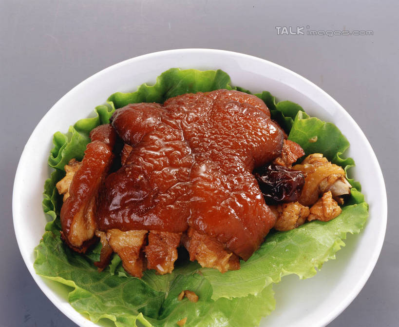 无人,横图,俯视,室内,特写,白天,烹饪,中餐,餐桌,桌子,蔬菜,阴影,灰色背景,新鲜,反射,影子,陶瓷,生菜,莴苣,红烧,肉,料理,食品,陶瓷制品,猪肉,菜肴,美食,肉类,食物,一个,容器,碗,中式,摄影,佳肴,有机食品,绿色食品,影棚,单个,餐台,储藏,储存,肉食,红烧蹄髈,蹄髈,豚肉,春菜,鹅仔菜,莴仔菜,千金菜,叶用莴苣,红烧菜,彩图,高角度拍摄,影棚拍摄,拍摄,肘子,蹄膀,红烧蹄膀,红烧肘子,贮存,shrj1