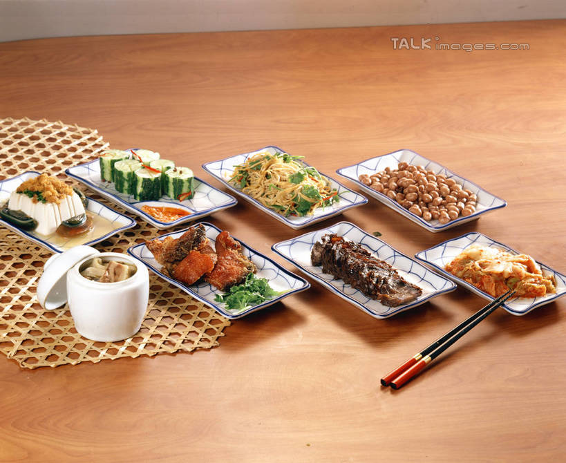 豆腐,无人,横图,俯视,室内,特写,白天,烹饪,中餐,植物,餐桌,筷子,桌子,豆,花生,黄瓜,蔬菜,餐具,阴影,新鲜,反射,碟子,盘,影子,陶瓷,豆类,豆子,肉,鱼肉,牛肉,料理,食品,坚果,陶瓷制品,文化,传统,菜肴,美食,肉类,食物,盘子,容器,碟,碗,中式,长生果,佳肴,有机食品,绿色食品,餐台,储藏,礼节,豆制品,储存,花生仁,礼仪,肉食,豆科,落花生,落生,咸鲜,熏鱼,进餐用具,花生米,青瓜,花生豆,胡瓜,彩图,高角度拍摄,贮存,shrj1