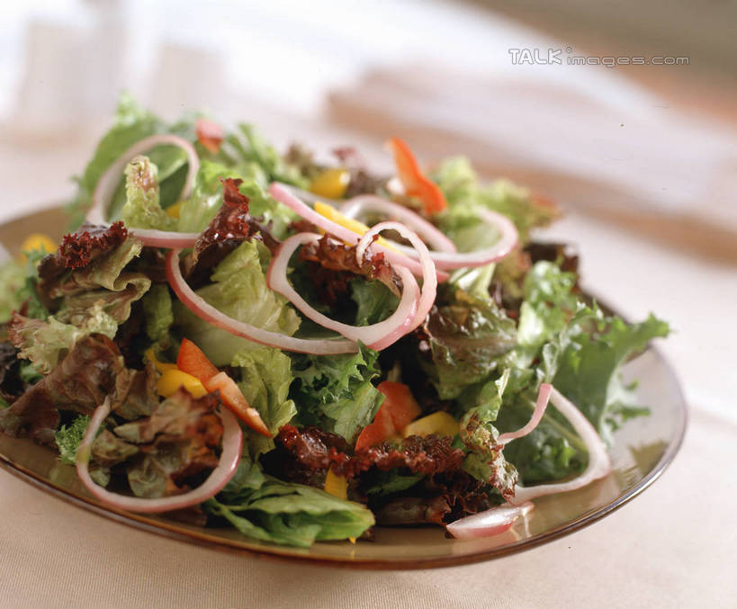 无人,横图,俯视,室内,特写,白天,玉米,餐桌,桌子,蔬菜,洋葱,餐具,阴影,朦胧,模糊,新鲜,反射,棒子,碟子,盘,影子,生菜,莴苣,玉蜀黍,生食,蔬菜沙拉,沙拉,食品,色拉,沙律,食物,盘子,碟,有机食品,绿色食品,餐台,色拉酱,苞米,玉葱,千岛酱,苞芦,苞谷,春菜,鹅仔菜,莴仔菜,千金菜,包谷,大蜀黍,番麦,薏米包,玉高粱,玉麦,珍珠米,叶用莴苣,荷兰葱,圆葱,洋葱头,球葱,葱头,彩图,高角度拍摄,shrj1