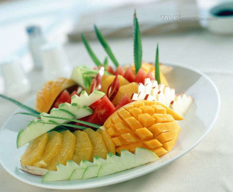 点心,无人,横图,俯视,室内,特写,白天,餐桌,桌子,芒果,桃子,西瓜,餐具,水果,阴影,新鲜,反射,碟子,盘,影子,生食,食品,甜点,甜品,果实,食物,盘子,碟,甜食,水果拼盘,黄桃,有机食品,绿色食品,餐台,甜橙,肺果,望果,蜜望,檬果,闷果,漭果,杧果,寒瓜,橙子,橙,庵波罗果,彩图,高角度拍摄,鹄壳,黄橙,黄果,金橙,金环,金球,糖橙,shrj1