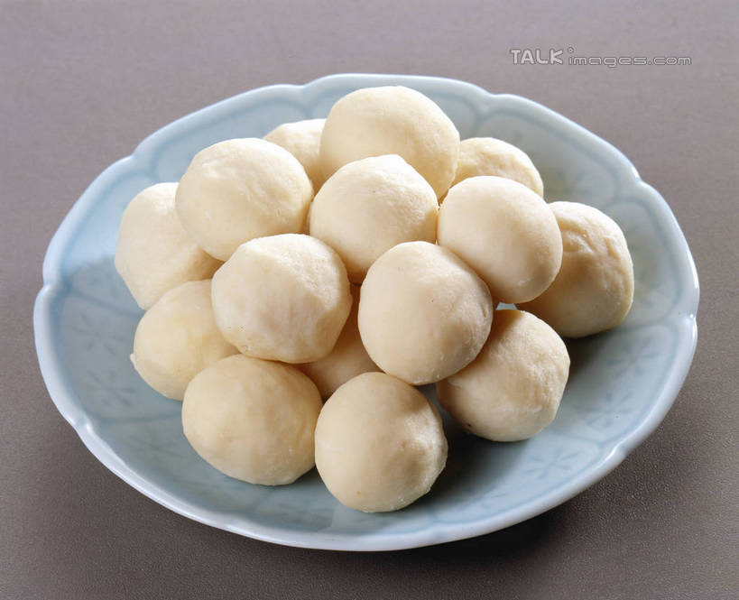 无人,横图,俯视,室内,特写,白天,餐桌,桌子,餐具,一堆,许多,阴影,堆叠,堆积,灰色背景,反射,碟子,盘,影子,肉,鱼肉,丸子,很多,肉类,肉丸,鱼丸,盘子,碟,摄影,影棚,餐台,堆,肉食,彩图,高角度拍摄,影棚拍摄,拍摄,shrj1