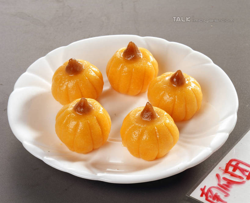 点心,无人,横图,俯视,室内,特写,白天,餐桌,桌子,餐具,阴影,反射,标志,碟子,盘,文字,影子,字符,料理,食品,面点,纸张,标识,美食,食物,红色,盘子,碟,中式,汉字,餐台,中文,南瓜饼,国文,华文,彩图,高角度拍摄,shrj1