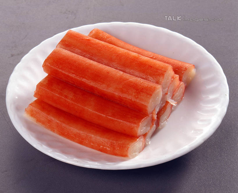 无人,横图,俯视,室内,特写,白天,餐桌,桌子,餐具,阴影,反射,碟子,盘,影子,盘子,碟,餐台,蟹棒,蟹肉棒,彩图,高角度拍摄,蟹足棒,shrj1