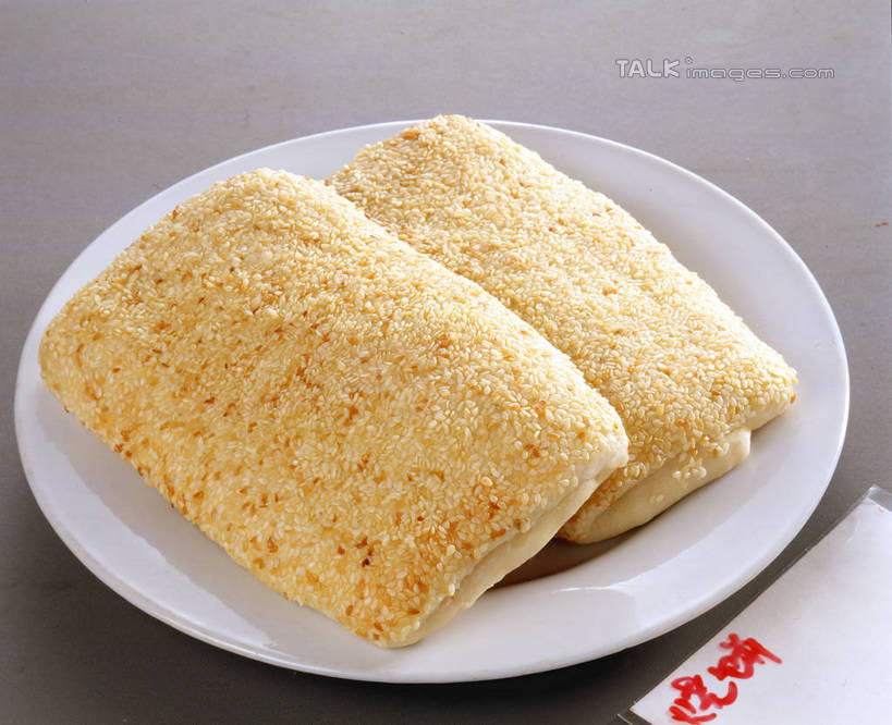 点心,面食,无人,横图,俯视,室内,特写,白天,早餐,餐桌,桌子,餐具,阴影,反射,标志,碟子,盘,文字,影子,字符,芝麻,料理,食品,纸张,标识,美食,食物,红色,盘子,碟,中式,汉字,早点,餐台,中文,烧饼,脂麻,胡麻,白麻,巨胜子,油麻,国文,华文,彩图,高角度拍摄,早饭,shrj1