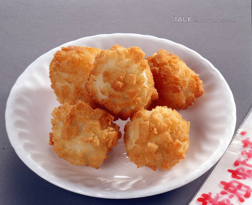 无人,横图,俯视,室内,特写,白天,烹饪,中餐,餐桌,桌子,餐具,五个,一堆,许多,阴影,堆叠,堆积,反射,标志,碟子,盘,文字,影子,字符,肉,料理,食品,纸张,标识,菜肴,美食,肉类,食物,红色,盘子,碟,中式,汉字,佳肴,餐台,堆,虾肉,中文,肉食,国文,华文,彩图,高角度拍摄,黄金虾球,shrj1