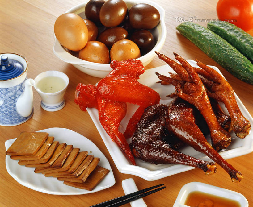 无人,横图,俯视,室内,特写,白天,烹饪,中餐,餐桌,桌子,餐具,阴影,反射,碟子,盘,影子,陶瓷,蛋,鸡蛋,鸡肉,肉,香肠,料理,食品,陶瓷制品,腊肠,菜肴,美食,肉类,食物,盘子,容器,碟,碗,中式,佳肴,餐台,储藏,储存,凤爪,鸡爪,卤味,肉食,卵,彩图,高角度拍摄,凤足,鸡掌,鸡卵,鸡子,红卤,卤菜,贮存,shrj1