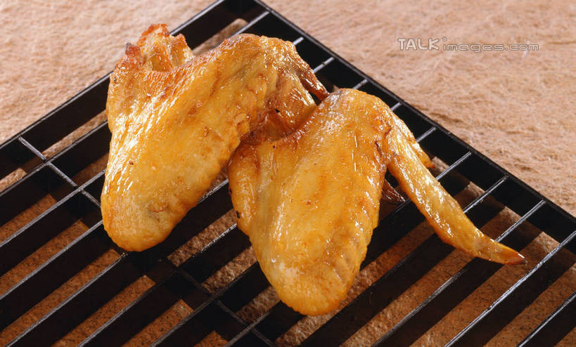 无人,横图,俯视,室内,特写,白天,烹饪,烘焙,餐桌,桌子,金属制品,阴影,反射,金属,影子,鸡肉,肉,料理,食品,鸡翅,菜肴,美食,肉类,架子,食物,两个,佳肴,餐台,肉食,烤鸡翅,冷却,冷却架,彩图,高角度拍摄,shrj1