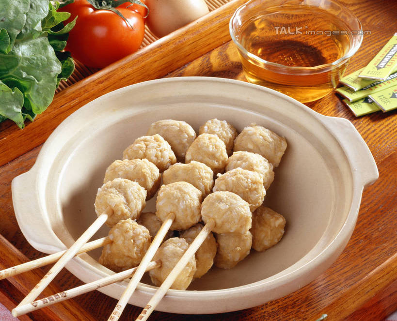 无人,横图,俯视,室内,特写,白天,烹饪,餐桌,桌子,蔬菜,西红柿,洋葱,厨具,阴影,新鲜,反射,锅子,壶,砂锅,影子,陶瓷,肉,日本料理,料理,食品,陶瓷制品,丸子,锅,肉糜,肉末,菜肴,美食,肉类,肉丸,竹签,水壶,食物,茶壶,容器,日式料理,日式,佳肴,有机食品,绿色食品,餐台,锅具,玉葱,贡丸,肉食,烹饪用具,取食签,关东煮,关东炊,黑轮,御田,荷兰葱,烹调用具,圆葱,洋柿子,洋葱头,球葱,柑仔蜜,番茄,葱头,臭柿,烹调,彩图,高角度拍摄,六月柿,喜报三元,shrj1