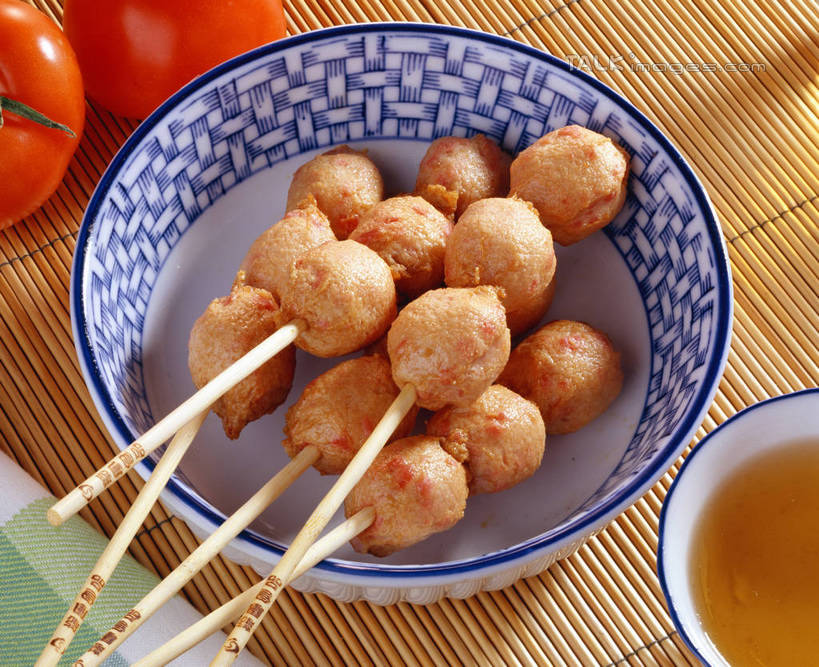 无人,横图,俯视,室内,特写,白天,烹饪,餐桌,桌子,蔬菜,西红柿,阴影,新鲜,反射,影子,陶瓷,调料,酱料,酱汁,肉,佐料,日本料理,料理,食品,陶瓷制品,调味品,丸子,调味料,酱,菜肴,美食,肉类,肉丸,竹签,食物,容器,碗,日式料理,日式,佳肴,有机食品,绿色食品,餐台,储藏,虾肉,储存,肉食,虾丸,取食签,关东煮,关东炊,黑轮,御田,洋柿子,柑仔蜜,番茄,臭柿,彩图,高角度拍摄,六月柿,贮存,喜报三元,shrj1