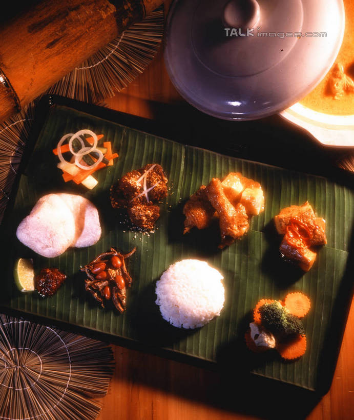 米饭,无人,竖图,俯视,室内,特写,白天,烹饪,西餐,餐桌,桌子,餐具,阴影,反射,碟子,盘,影子,陶瓷,肉,汤,料理,食品,陶瓷制品,饭,菜肴,美食,肉类,食物,盘子,容器,碟,碗,西式,佳肴,餐台,储藏,虾肉,五谷,储存,肉食,奶油汤,羹汤,彩图,高角度拍摄,贮存,shrj1