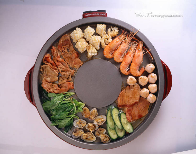 海鲜,无人,横图,俯视,室内,特写,白天,烹饪,餐桌,桌子,蔬菜,厨具,阴影,新鲜,反射,锅子,砂锅,影子,陶瓷,蛋,蛋皮,鸡蛋,肉,虾,日本料理,料理,食品,饺子,陶瓷制品,丸子,锅,火锅,肉糜,肉末,水产,小吃,菜肴,美食,肉类,肉丸,海洋生物,食物,日式料理,日式,蛋饺,佳肴,有机食品,绿色食品,餐台,锅具,虾肉,水生动物,蟹棒,贡丸,海产品,蟹肉棒,水生物,肉食,海底动物,虾丸,烹饪用具,日式火锅,卵,暖锅,烹调用具,烹调,彩图,高角度拍摄,鸡卵,鸡子,蟹足棒,shrj1