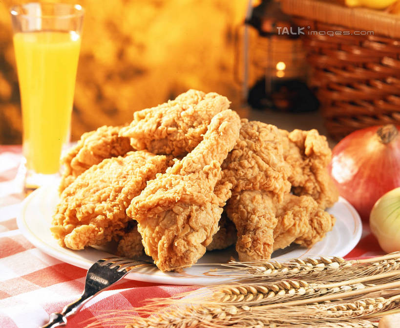 果汁,无人,交叉,横图,俯视,室内,特写,白天,烹饪,农作物,小麦,餐桌,桌子,竹子,杯子,餐具,照明,阴影,竹制,朦胧,模糊,编织,反射,叉子,碟子,篮子,盘,影子,灯光,谷物,橙汁,料理,食品,饮品,鸡翅,炸鸡翅,菜肴,美食,玻璃制品,灯,食物,饮料,盘子,水杯,竹篮,灯具,碟,麦子,佳肴,餐台,竹条,交织,照亮,竹制品,甜橙,照明设备,可口,油灯,餐叉,穿插,适口,玻璃杯,进餐用具,橙子,橙,彩图,高角度拍摄,鹄壳,黄橙,黄果,金橙,金环,金球,糖橙,shrj1